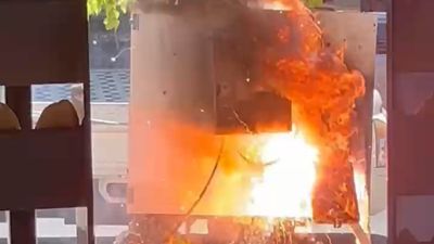 İstanbul'da kaldırımdaki elektrik panosu yandı: 3 gündür elektrikler kesik
