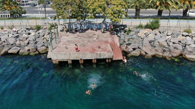 İstanbul'da yüksek hava sıcaklıklarından bunalan vatandaşlar soluğu denizde aldı