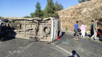 Şanlıurfa'da otomobille işçi servisi çarpıştı: 12 yaralı