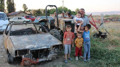 Amasya'da ev, traktör ve otomobili yanan çift 4 torunuyla yuvasız kaldı