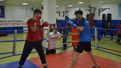 Bursa'da çocuklar ve gençler, Emniyet Boks Kulübünün ringinden dünyaya açılıyor