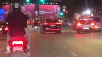 İstanbul'da motosiklet sürücüsünün tehlikeli yolculuğu kayda alındı