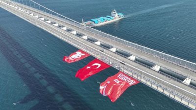 1915 Çanakkale Köprüsüne Türk bayrağı asıldı