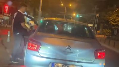 İstanbul'da yol verme kavgası: Camı yumrukladı