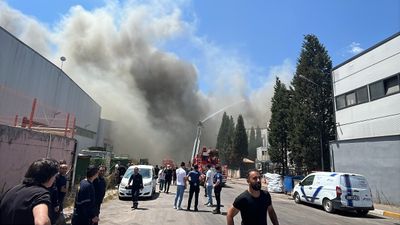 Kocaeli'de plastik varil fabrikasında çıkan yangın panik yarattı