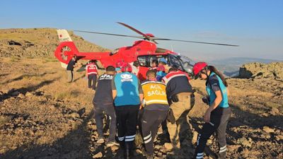 Tunceli'de kayalık alanda ayağını kıran vatandaş için ambulans helikopter havalandı