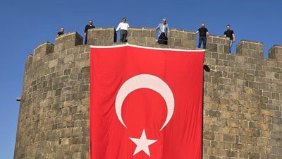 Tarihi Diyarbakır Surları'na 'Terörsüz Türkiye'ye destek için Türk bayrağı asıldı