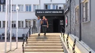 Bursa'da kendisini kaymakam olarak tanıtıp öğrenci ve engellileri kandırdı