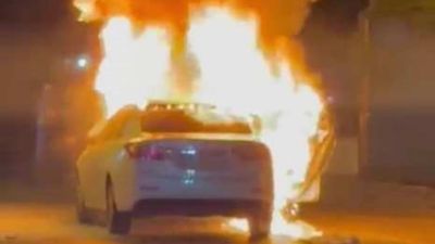 Antalya'da seyir halindeyken yanmaya başlayan otomobil, alev topuna döndü