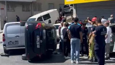 İstanbul'da yasak noktadan 'U' dönüşü yapan araca, bir başka otomobil çarptı