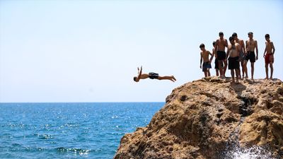 Antalya'da yüksek nem ve sıcak bunalanlar sahillere akın etti