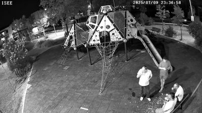 Yalova'da yere çekirdek kabuğu atanlara zabıtadan ceza: Ellerine süpürge verdiler