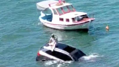 Balıkesir'de otomobil denize uçtu: Sürücü üzerinde oturup yardım bekledi