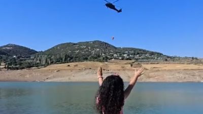 Hatay'da yangına müdahale eden pilot kendisini selamlayan çocuğa el salladı