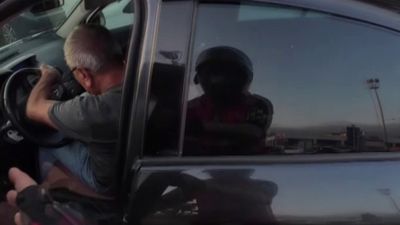 Sakarya'da direksiyon başında fenalaşıp kavşağın ortasında durdu, yardımına kurye koştu