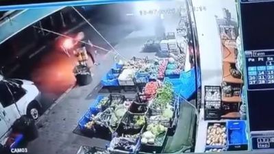 İstanbul'da maskeli bir şahıs markete molotoflu saldırı düzenledi