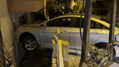 İstanbul'da fren yerine gaza basan sürücü binaya çarptı