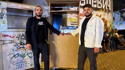 Eskişehir'de iki arkadaş harçlıklarını çıkarmak için gardıropta tost yapıp satıyor