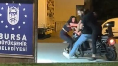 Bursa’da alkollü genç kız ortalığı birbirine kattı