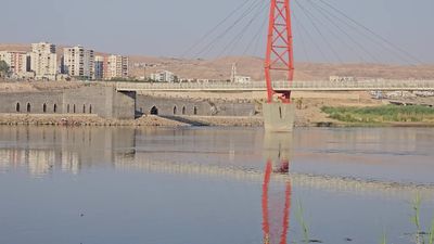 Şırnak'ta çocukların metrelerce yüksekten tehlikeli atlayışı
