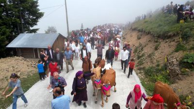 Trabzon'da yöresel kıyafetlerle geleneksel yayla göçü