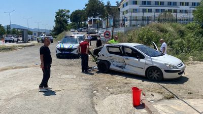 Samsun'da polis otosuyla otomobil çarpıştı: 2 polis 1 asker yaralandı