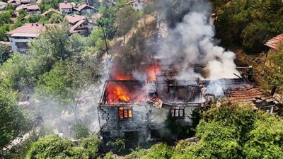 Karabük'te otluk alanda çıkan yangın iki katlı evi kül etti