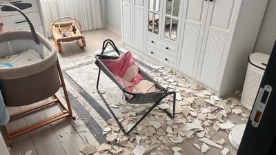 Ankara'da bir evin tavanının sıvası çöktü: Bebek saniyelerle kurtuldu