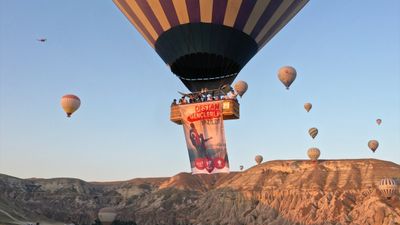 15 Temmuz’un yıl dönümünde Kapadokya semalarında anlamlı uçuş