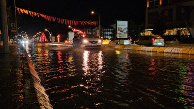 Edirne'de içme suyu hattı patladı: Cadde ve sokaklar göle döndü