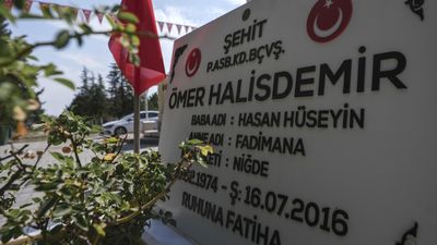 Emekli Korgeneral Zekai Aksakallı, 15 Temmuz şehidi Ömer Halisdemir'in mezarını ziyaret etti