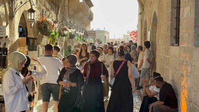 Mardin'de termometreler 40 dereceyi aştı: Sıcağa rağmen turist akını devam etti