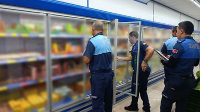 Mersin’de zincir marketlerde tarihi geçmiş ürünlere denetim
