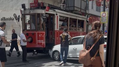 İstanbul İstiklal Caddesi'nde kadın sürücü tramvaya çarptı