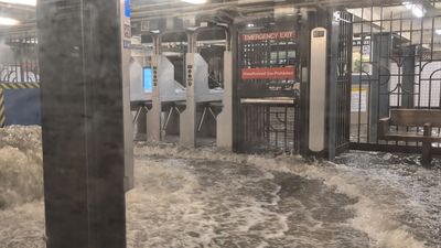 New York'ta korku dolu anlar: Metro istasyonunu sel bastı