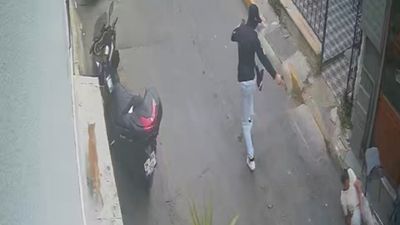 İstanbul'da berberde kıyafetini değiştirip, husumetlisine silahlı saldırı düzenledi