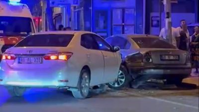 Düzce'de alkollü sürücü, park halindeki 2 otomobile çarptı