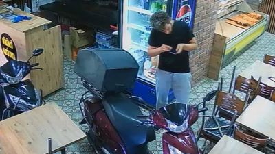 İstanbul'da biri dışarıda bekledi, diğeri çaldı: Telefon hırsızlığı kamerada
