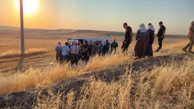 Diyarbakır'da minibüs şarampole devrildi: 2'si ağır 17 yaralı