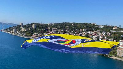 Fenerbahçe'nin bayrakları köprülere asıldı