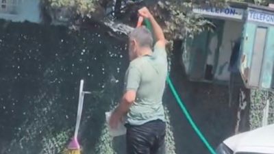İstanbul sıcağından bunaldı: Hortumla hem kendini hem de aracını yıkadı