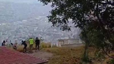 Hatay'da taş ocağı patlamasında havada uçuşan taşlardan canlarını zor kurtardılar