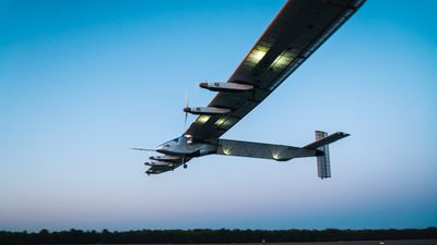 Bu güneş enerjili drone 90 gün boyunca uçabiliyor ve havada kendini tamir edebiliyor