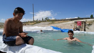Erzurum'da öğretmen baba köy çocukları için havuz yaptı, ortaya renkli görüntüler çıktı