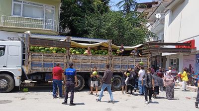 Afyonkarahisar'da bir hayırsever vatandaşlara dağıtılması için 20 ton karpuz bağışladı