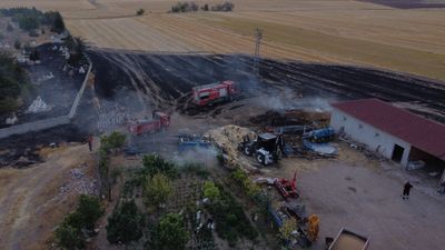 Çorum'da elektrik direğinden çıkan kıvılcım, yangına sebep oldu