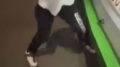 Bursa'da iki çocuk ayaklarında patenlerle seyir halindeki otobüse tutundu