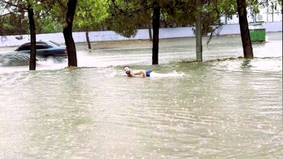 Denizli'de bulvarda yüzen şahıs, altyapı yetersizliğine tepki gösterdi