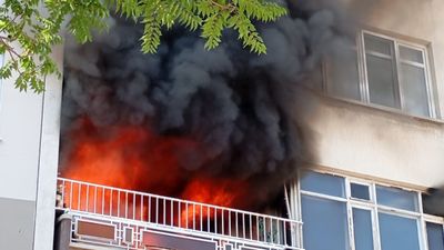 Konya'da apartmanda yangın paniği: 5 kişi dumandan etkilendi