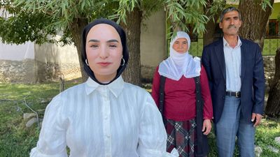 Muş'ta sınav çıkışı çiçekle karşılanan Çimen, sınav sonucuyla gururlandırdı